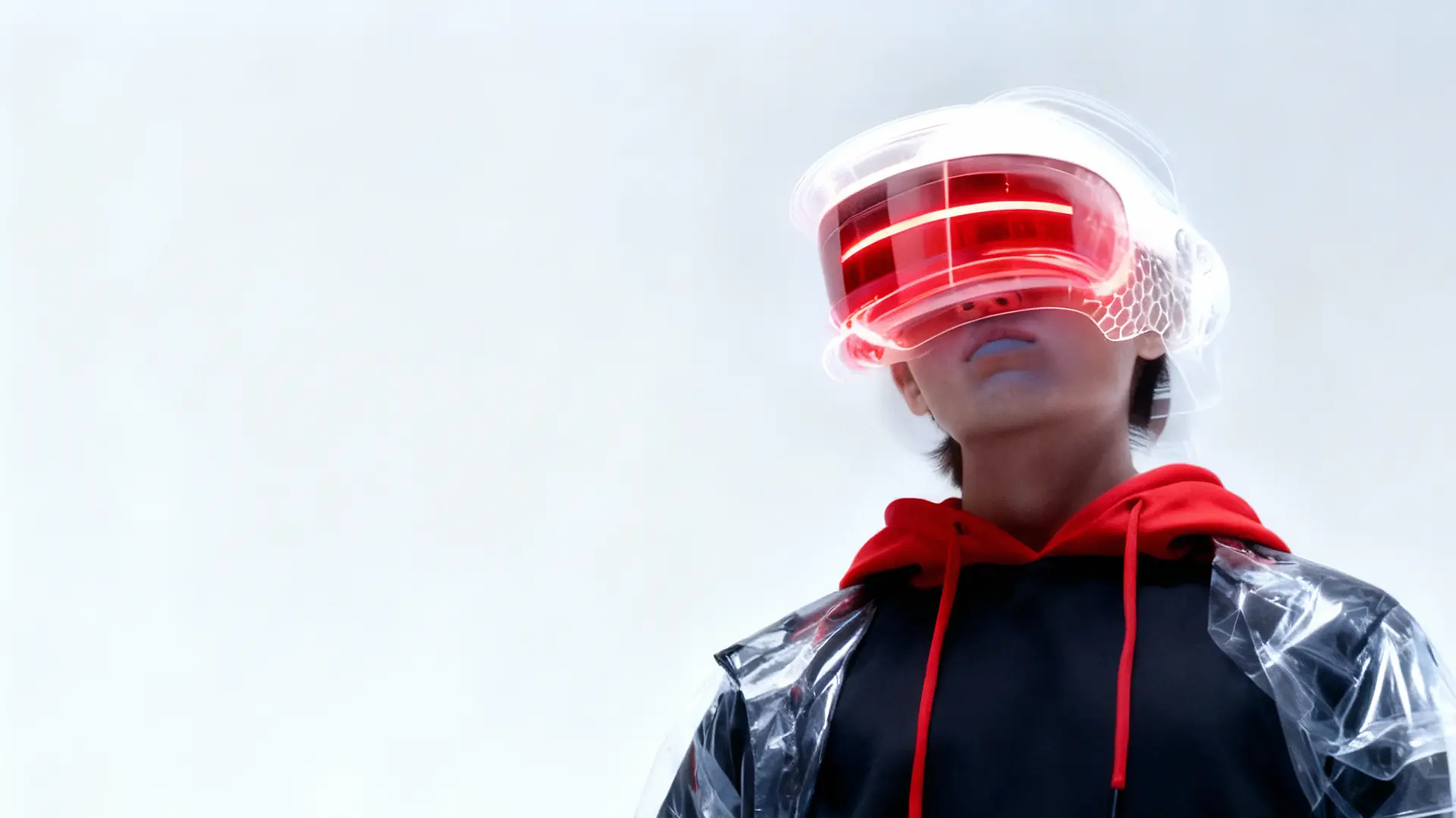 Persona con visor de realidad aumentada representando automatizacion empresarial con IA